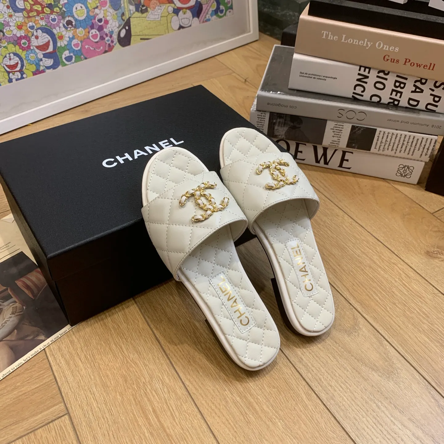 👟👟Ex-factory price 500👟👟 🍀Chanel Xiaoxiang 25ss new lazy double C-buckle slippers. Versatile, slimming and elegant slippers. A slipper with great appearance. It looks great with any combination! Lazy slippers are worth recommending. Calfskin upper, mixed sheepskin lining, Italian genuine leather outsole. Size: 35-41 (40 and 41 customized, non-refundable) 👉